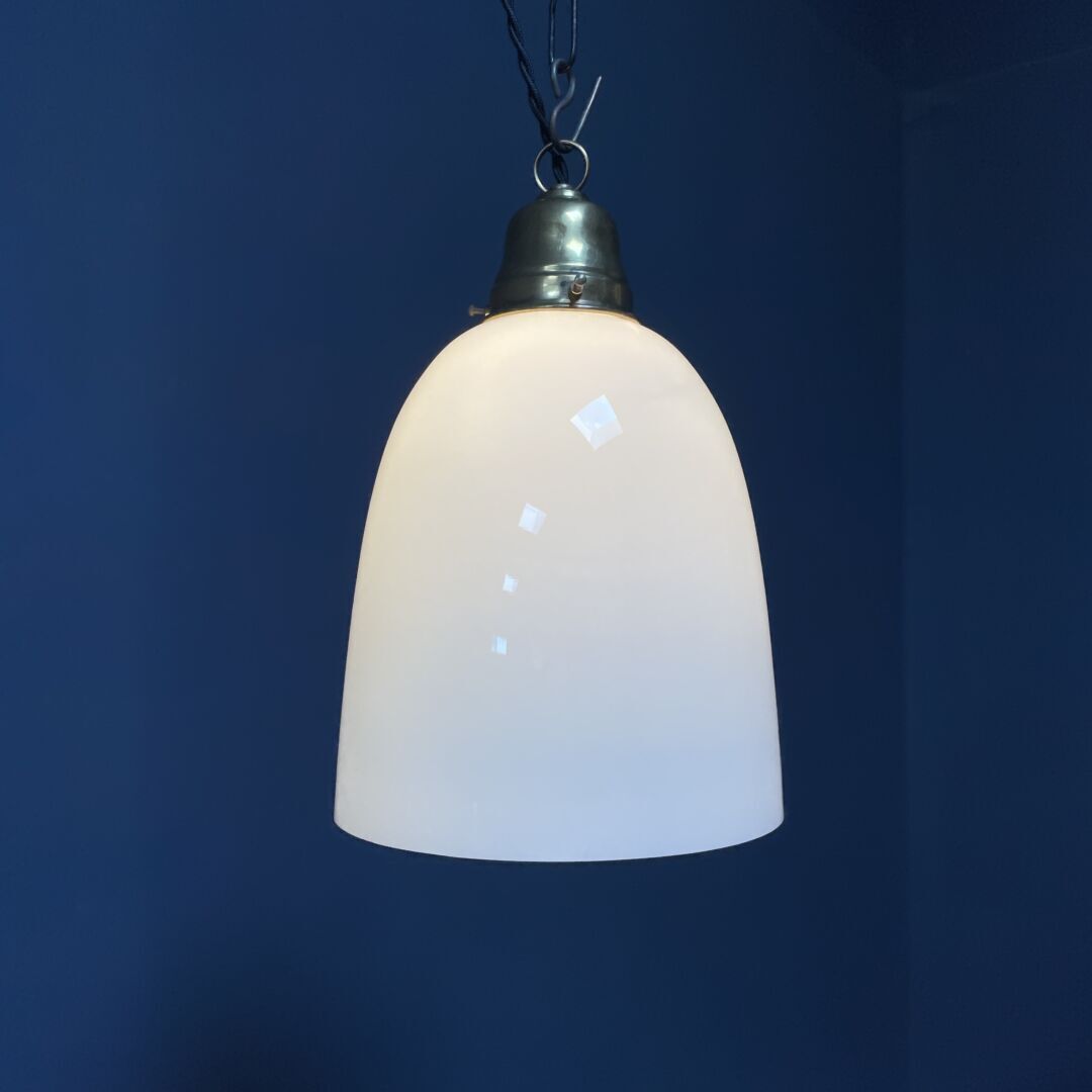 Hoge Opaline Glazen Hanglamp Met Messing Armatuur photo 112.0