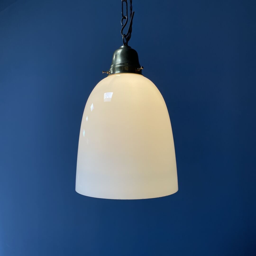 Hoge Opaline Glazen Hanglamp Met Messing Armatuur photo vinterior