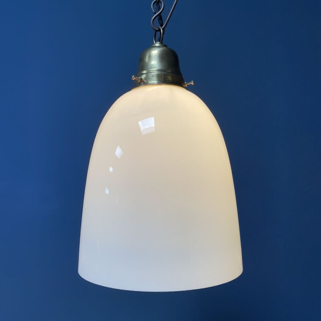 photo for sale Hoge Opaline Glazen Hanglamp Met Messing Armatuur