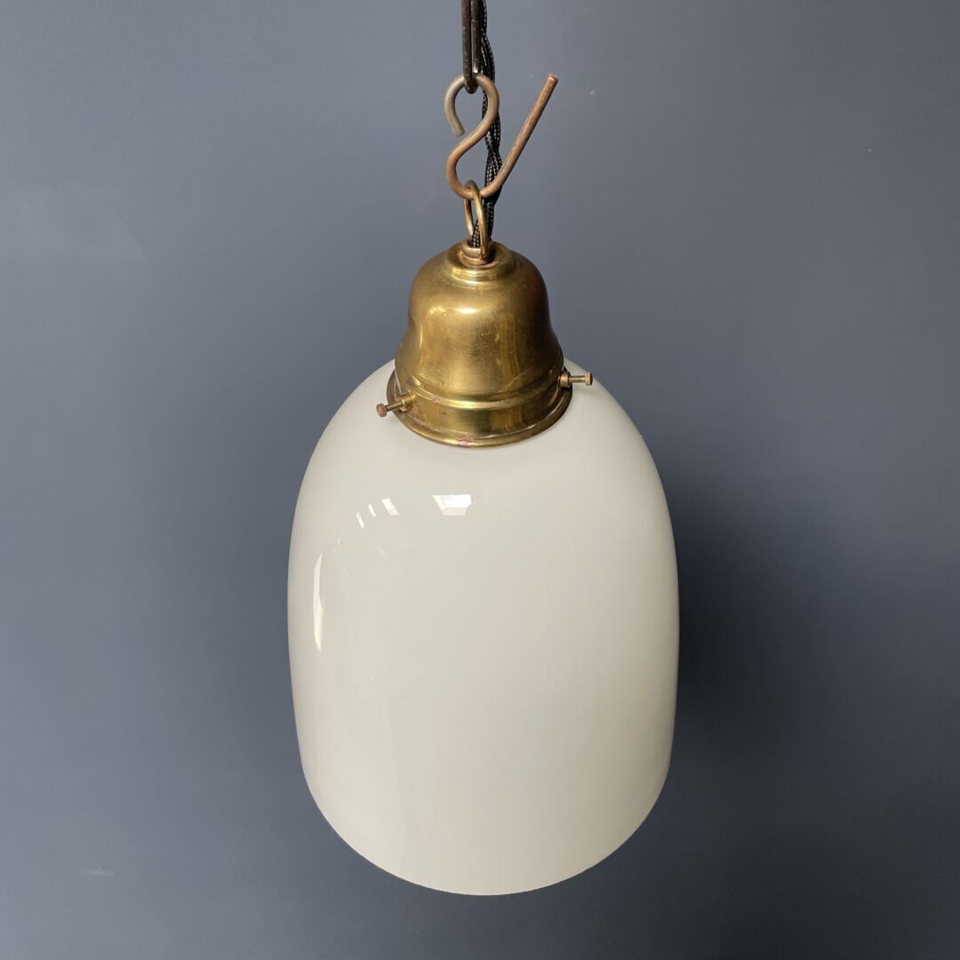 photo vinterior Hoge Opaline Glazen Hanglamp Met Messing Armatuur