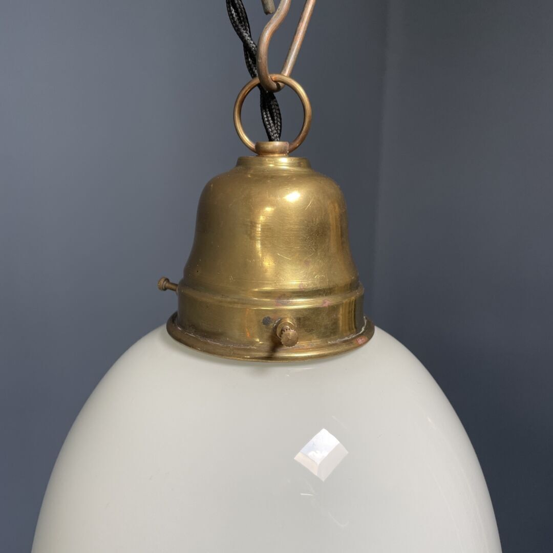 photo vintage Hoge Opaline Glazen Hanglamp Met Messing Armatuur