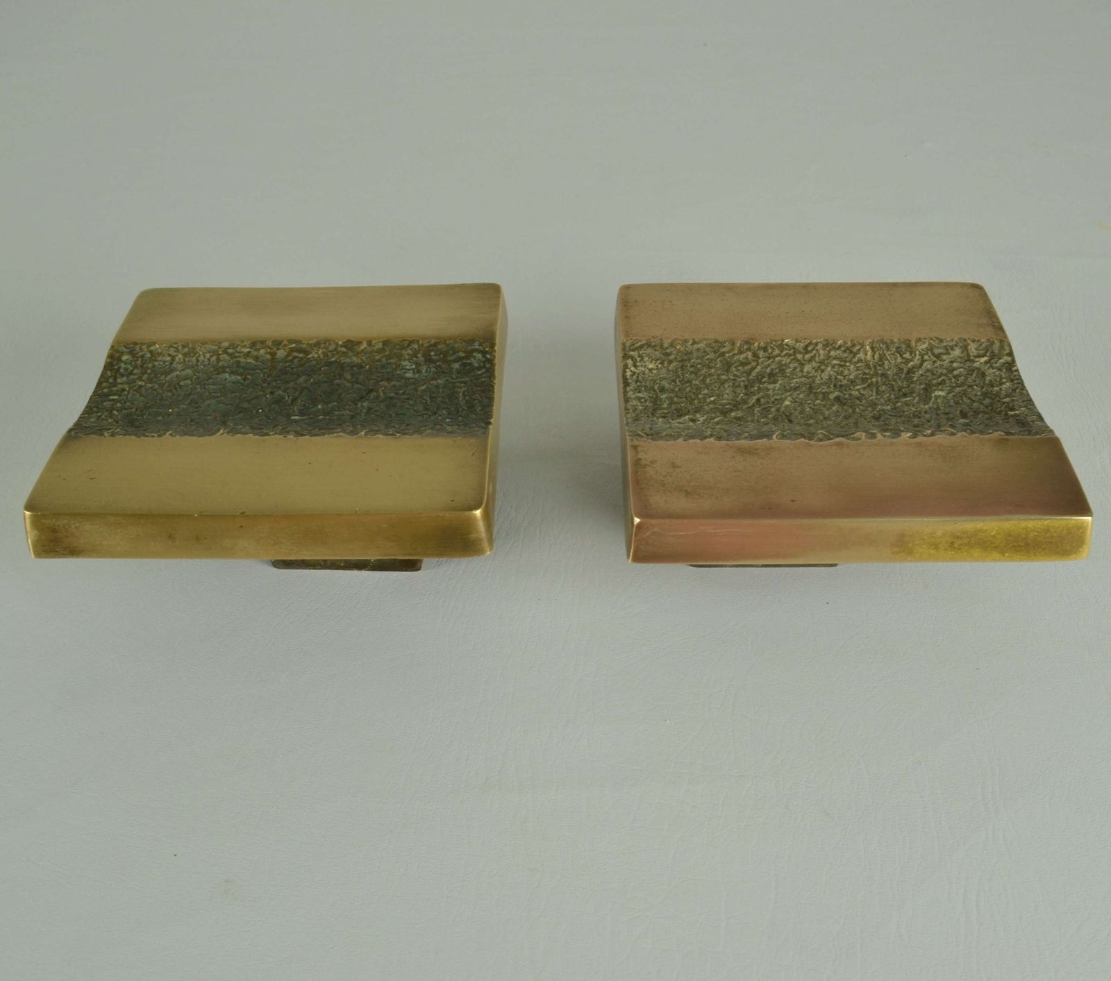 photo vinterior Push And Pull Bronze Door Handle Square With Central Brutalist Relief