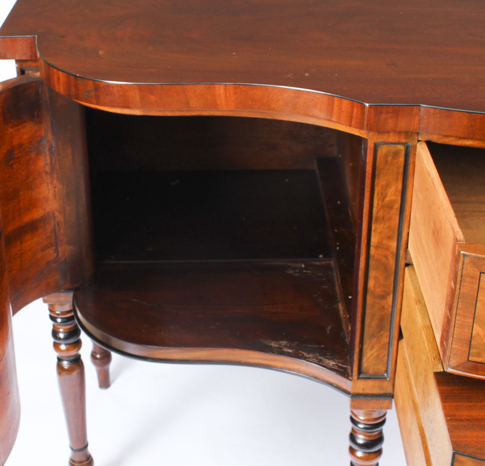 photo furniture Antique English Regency Flame Mahogany Sideboard C1820 19th Century
