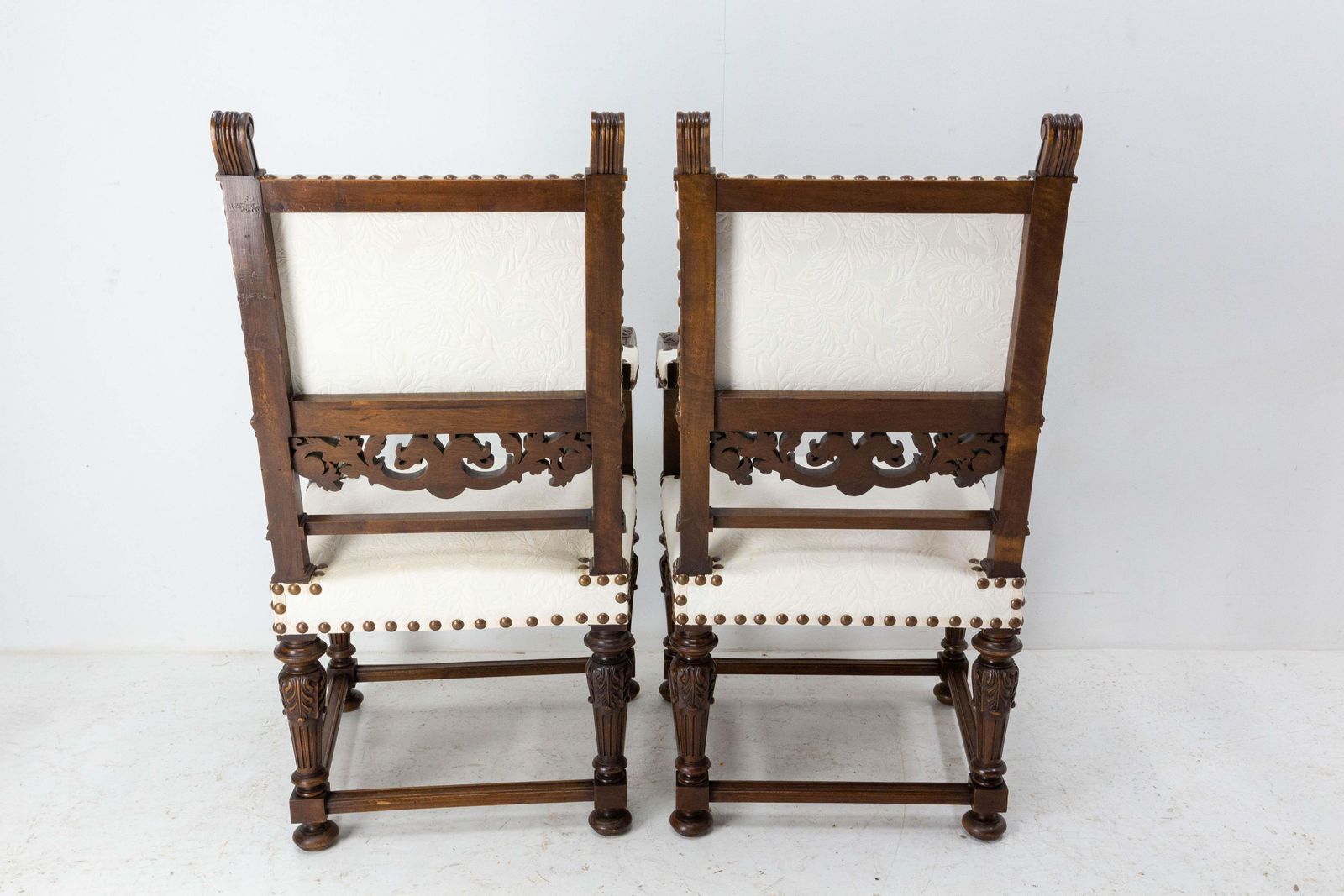 Paire de fauteuils ouverts en noyer de style Louis XIII, France, XIXe siècle, à retapisser photo buy