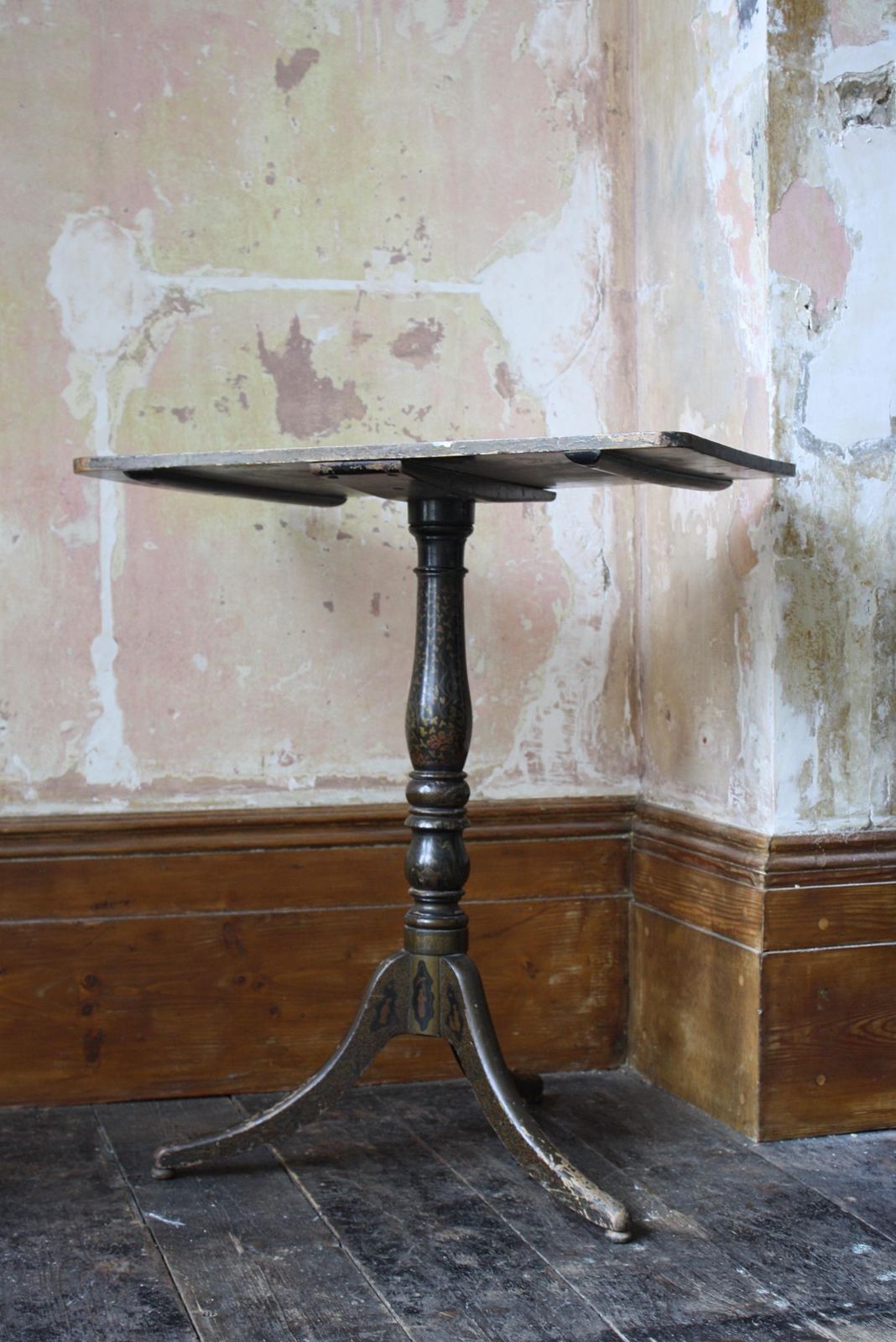 1840 19th Century Black Lacquered Chinoiserie Tripod Wine Side Table photo Furniture