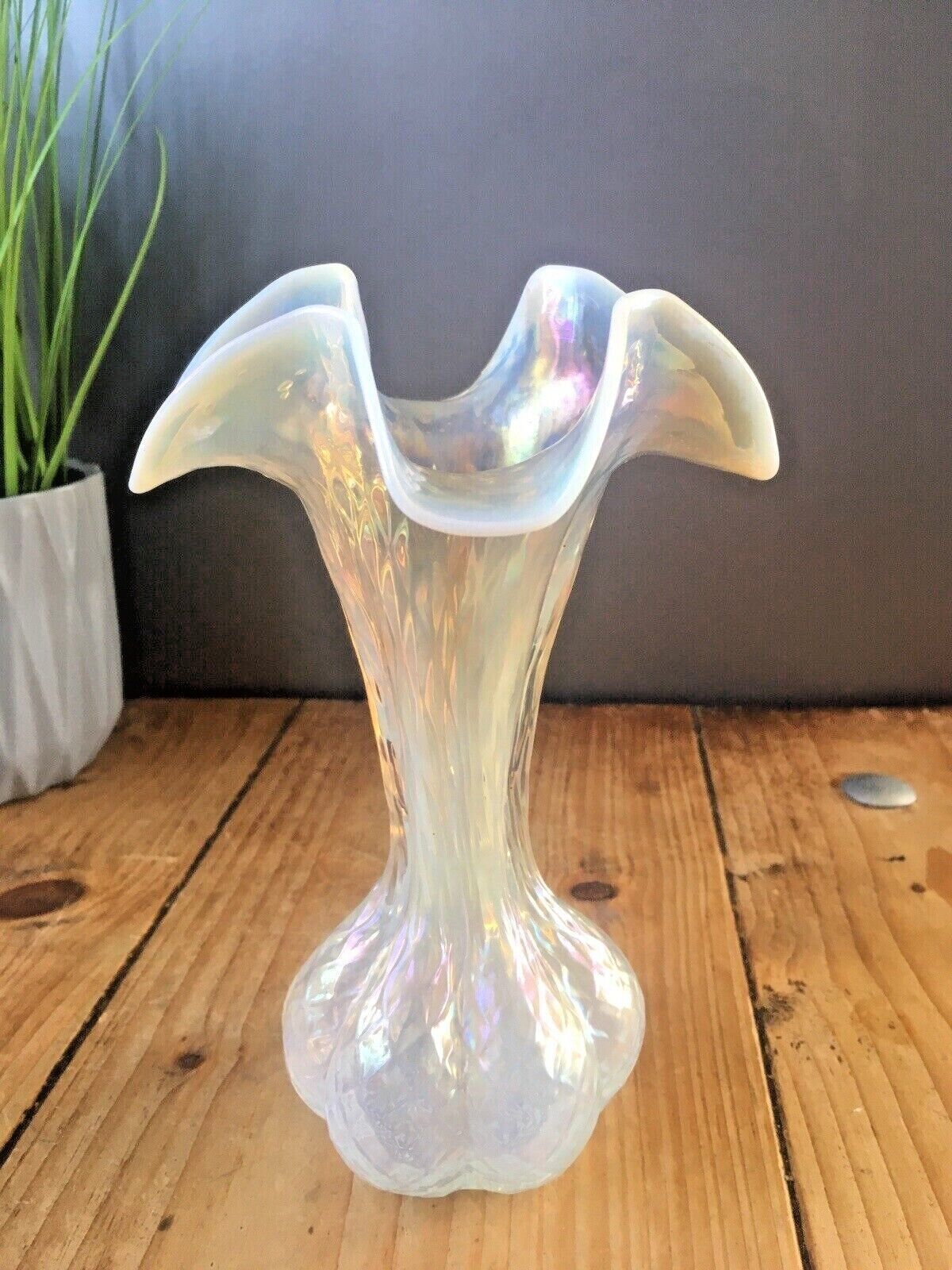 Art Nouveau Bohemian Kralik Opalescent Ruffled Glass Bud Vase Mother Of Pearl photo vinterior