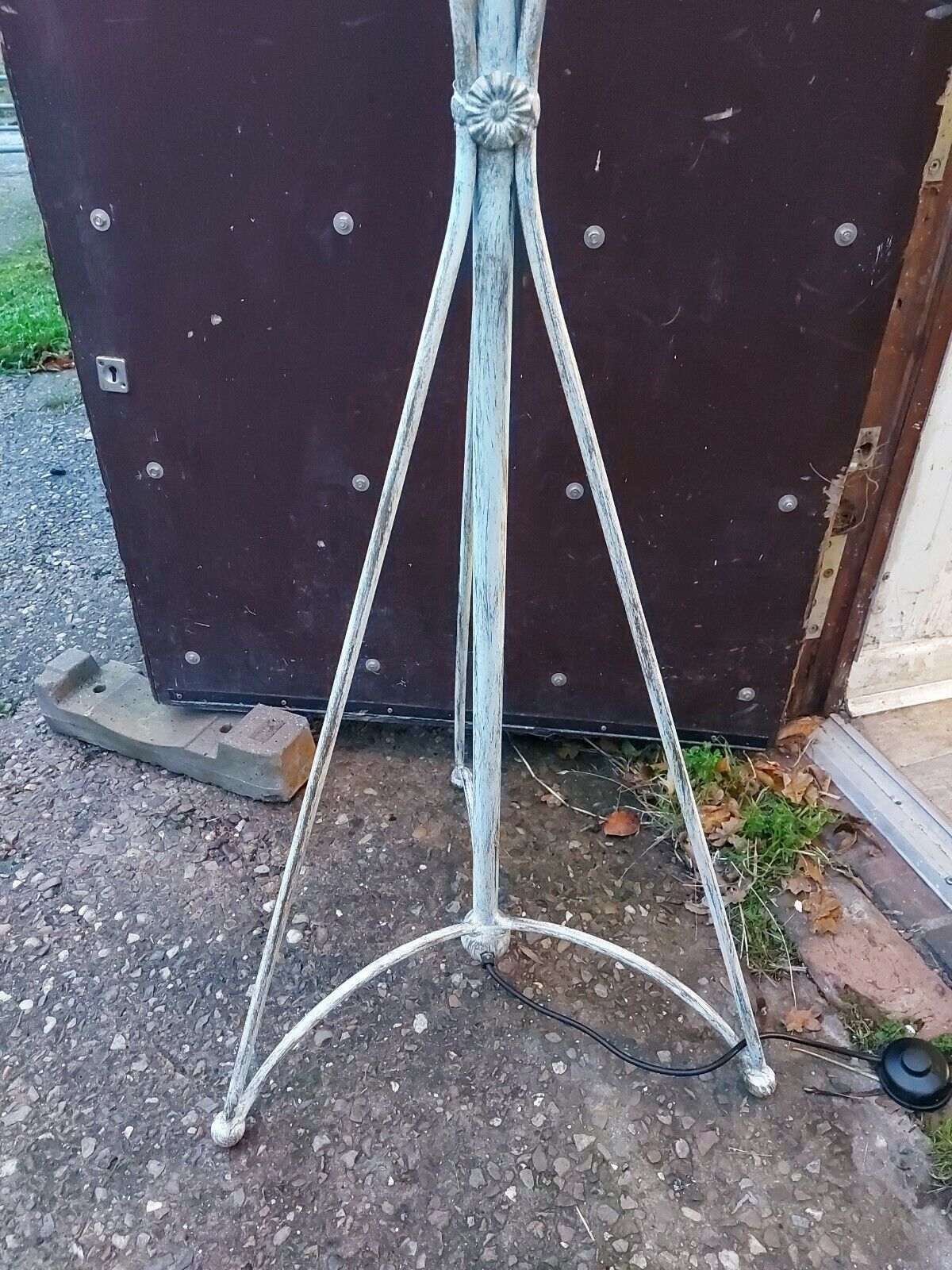 Very Decorative White Brush Effect On Brass Tall Standard Lamp With Frosted Shad photo vinterior
