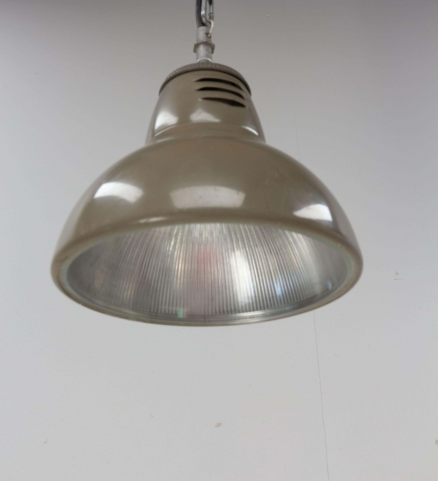 Suspension Holophane en tôle et verre, style français, vers 1960 photo 259.25