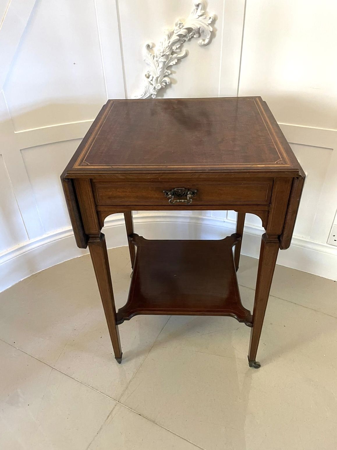 photo vinterior Fine Quality Antique Inlaid Mahogany Occasional/Lamp Table