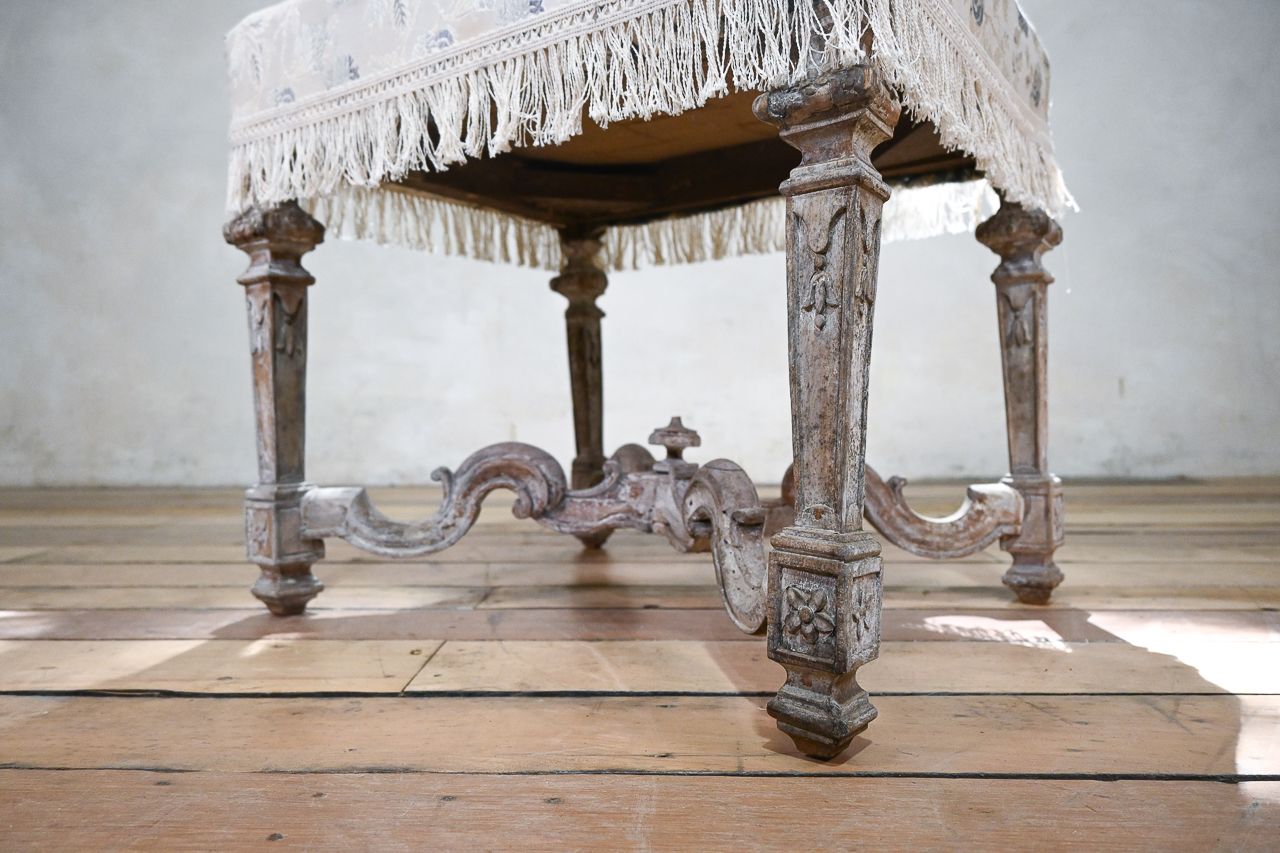671.0 18th Century French Louis XIV Dressing Stool photo