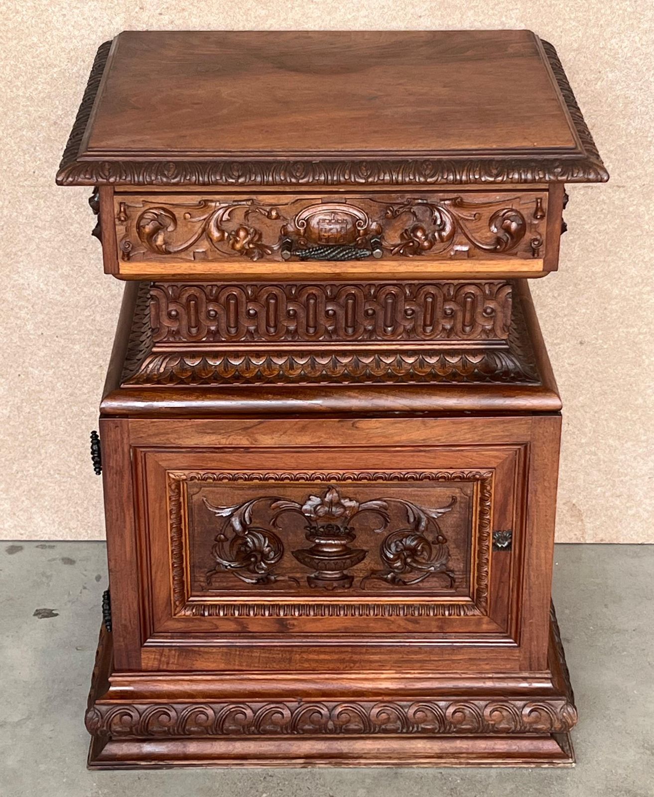 Tables de chevet italiennes en noyer sculpté, XIXe siècle, avec tiroir photo furniture