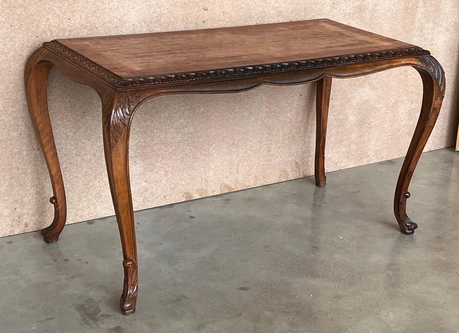 Table basse rectangulaire d'époque en loupe de noyer, de style Queen Anne photo vinterior