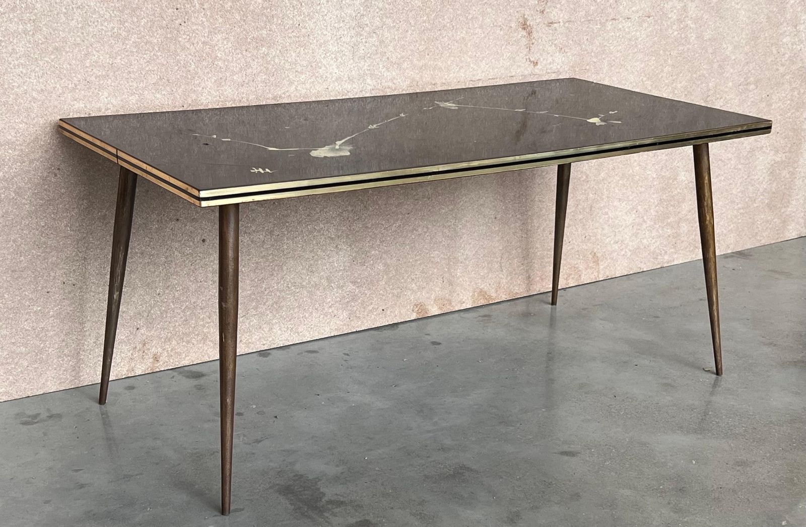 Table basse italienne Mid-Century Modern noire et dorée, plateau à peinture abstraite photo Mobilier