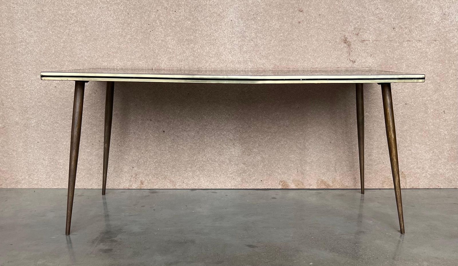 Table basse italienne Mid-Century Modern noire et dorée, plateau à peinture abstraite photo 1923.0