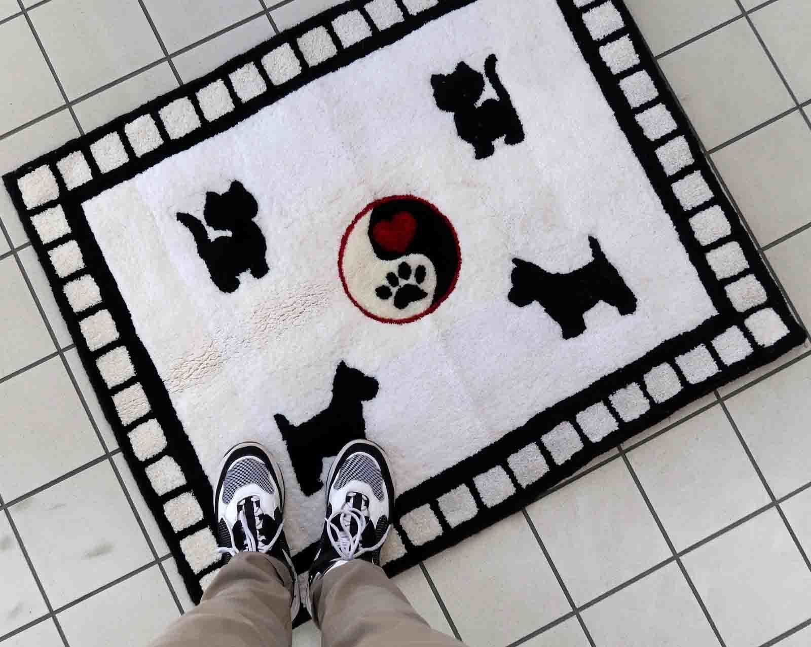 Handmade Contemporary Ora French Hooked Rug 3' X 3.7' (93cm X 115cm), 2021 photo vinterior