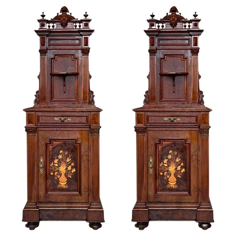Tables de chevet néoclassiques françaises en noyer, XIXe siècle, avec grand fronton