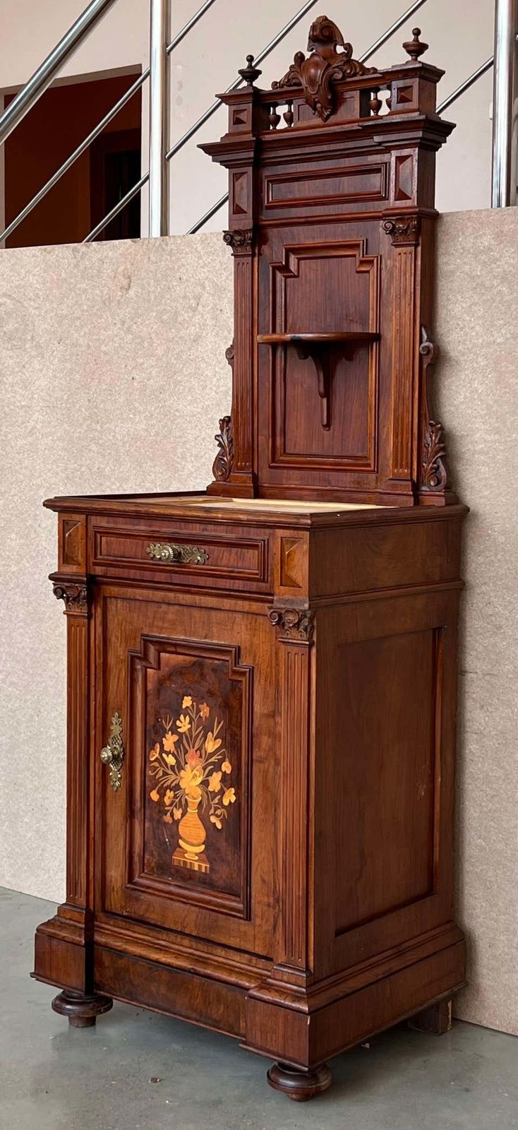 Tables de chevet néoclassiques françaises en noyer, XIXe siècle, avec grand fronton photo furniture