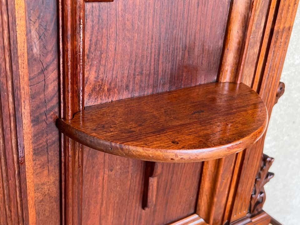 Tables de chevet néoclassiques françaises en noyer, XIXe siècle, avec grand fronton photo vinterior