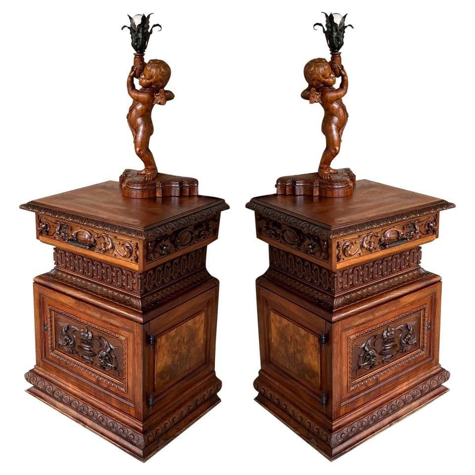 Paire de tables de chevet monumentales en noyer sculpté à la main, Italie, XIXe siècle