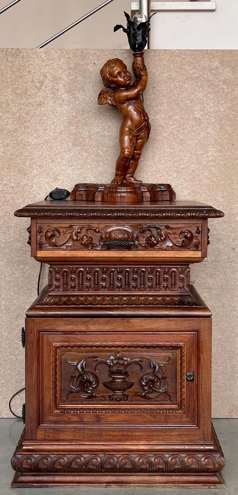 Paire de tables de chevet monumentales en noyer sculpté à la main, Italie, XIXe siècle photo furniture