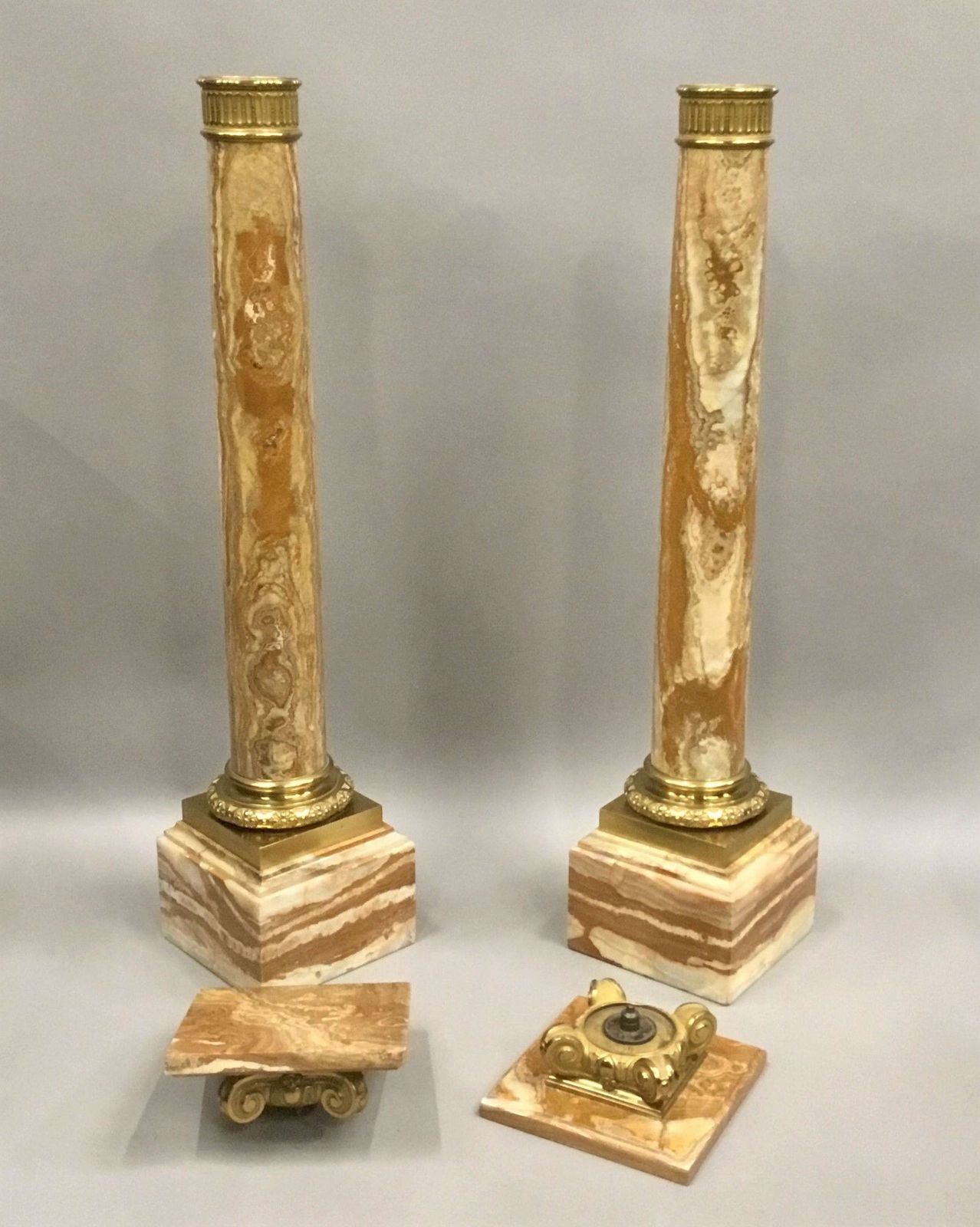 photo vinterior A Splendid C19th Pair Of Marble And Ormolu Pedestal Columns