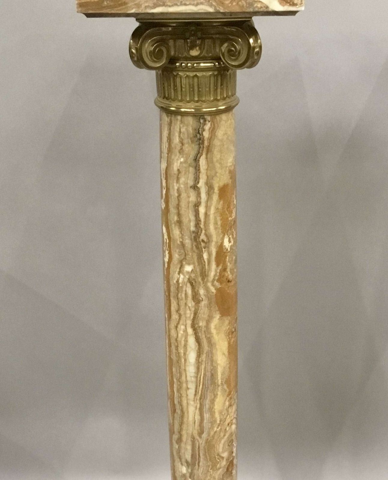 photo vintage A Splendid C19th Pair Of Marble And Ormolu Pedestal Columns