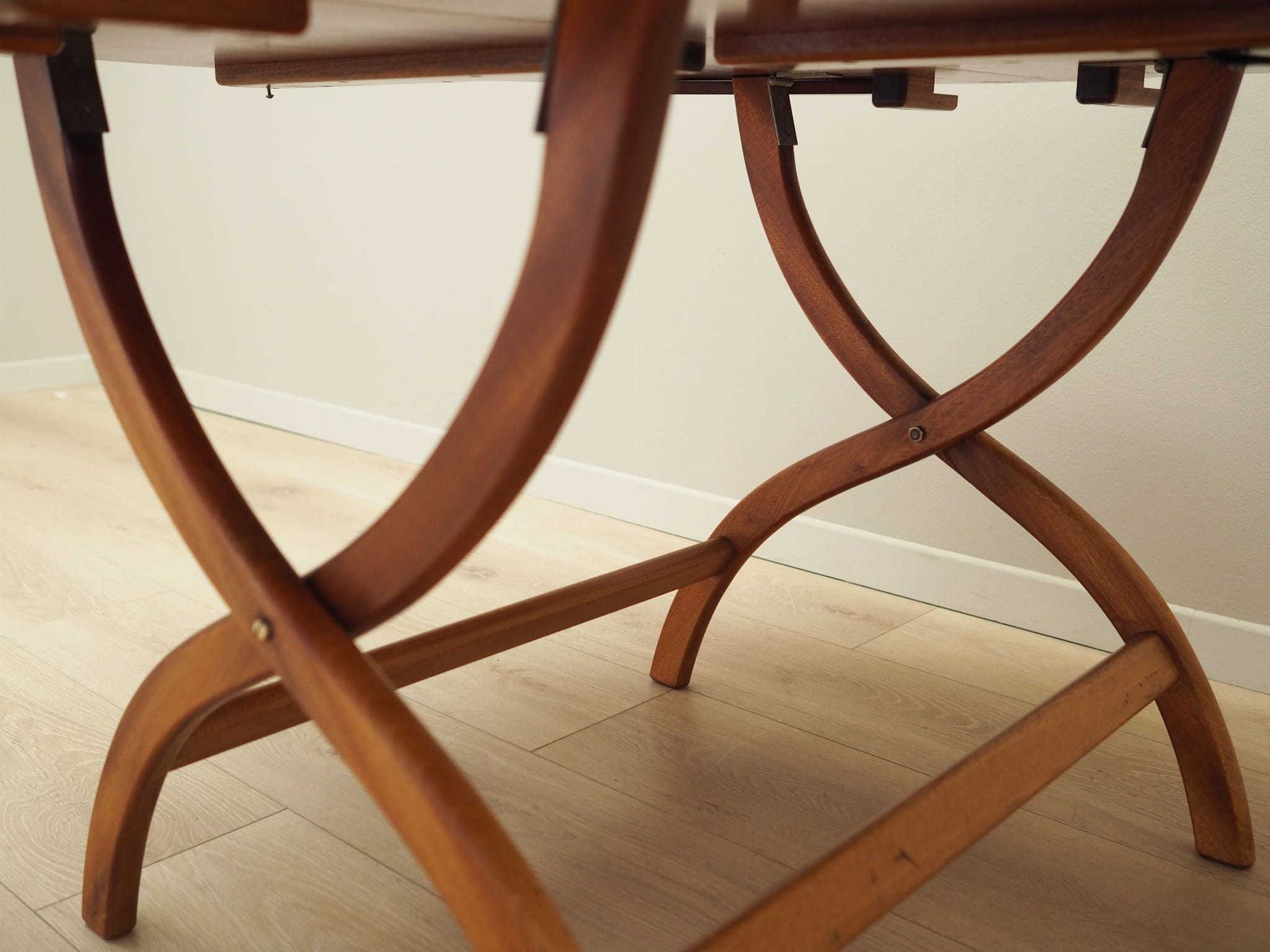 Ronde mahoniehouten tafel, Deens design, jaren 1970, productie: Denemarken photo vintage