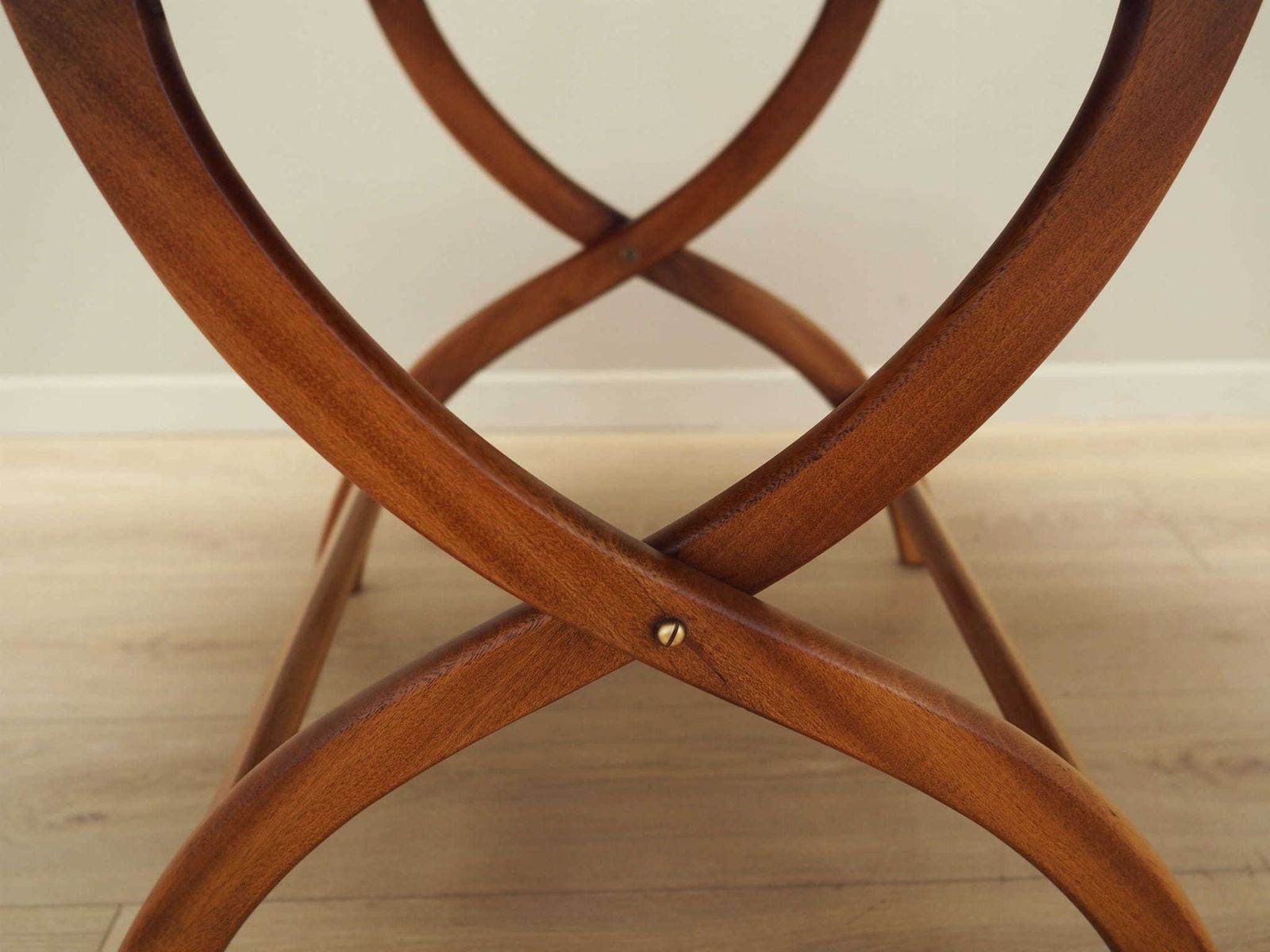 photo furniture Ronde mahoniehouten tafel, Deens design, jaren 1970, productie: Denemarken