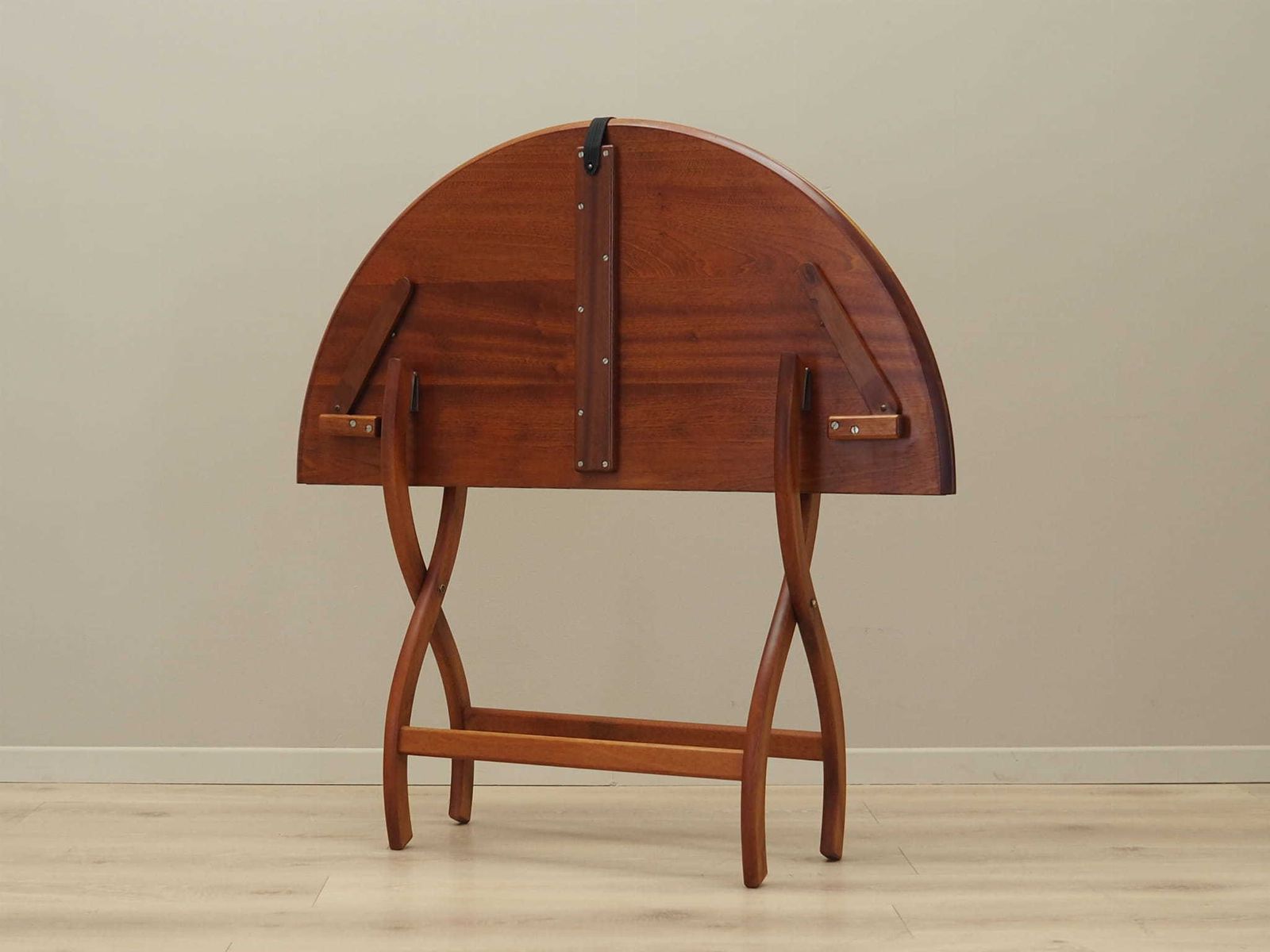 photo for sale Ronde mahoniehouten tafel, Deens design, jaren 1970, productie: Denemarken