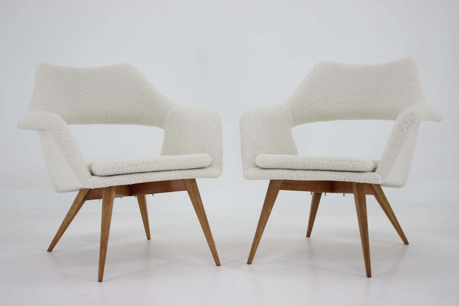 Zeldzaam Paar Miroslav Navratil Schelpvormige Lounge Fauteuils In Schapenvachtimitatie, Ca. Jaren 1960 photo furniture