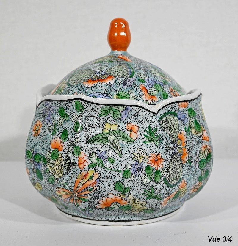 photo vintage Porcelain Bonbonniere Decorated With Butterflies, China   Early 20th Century