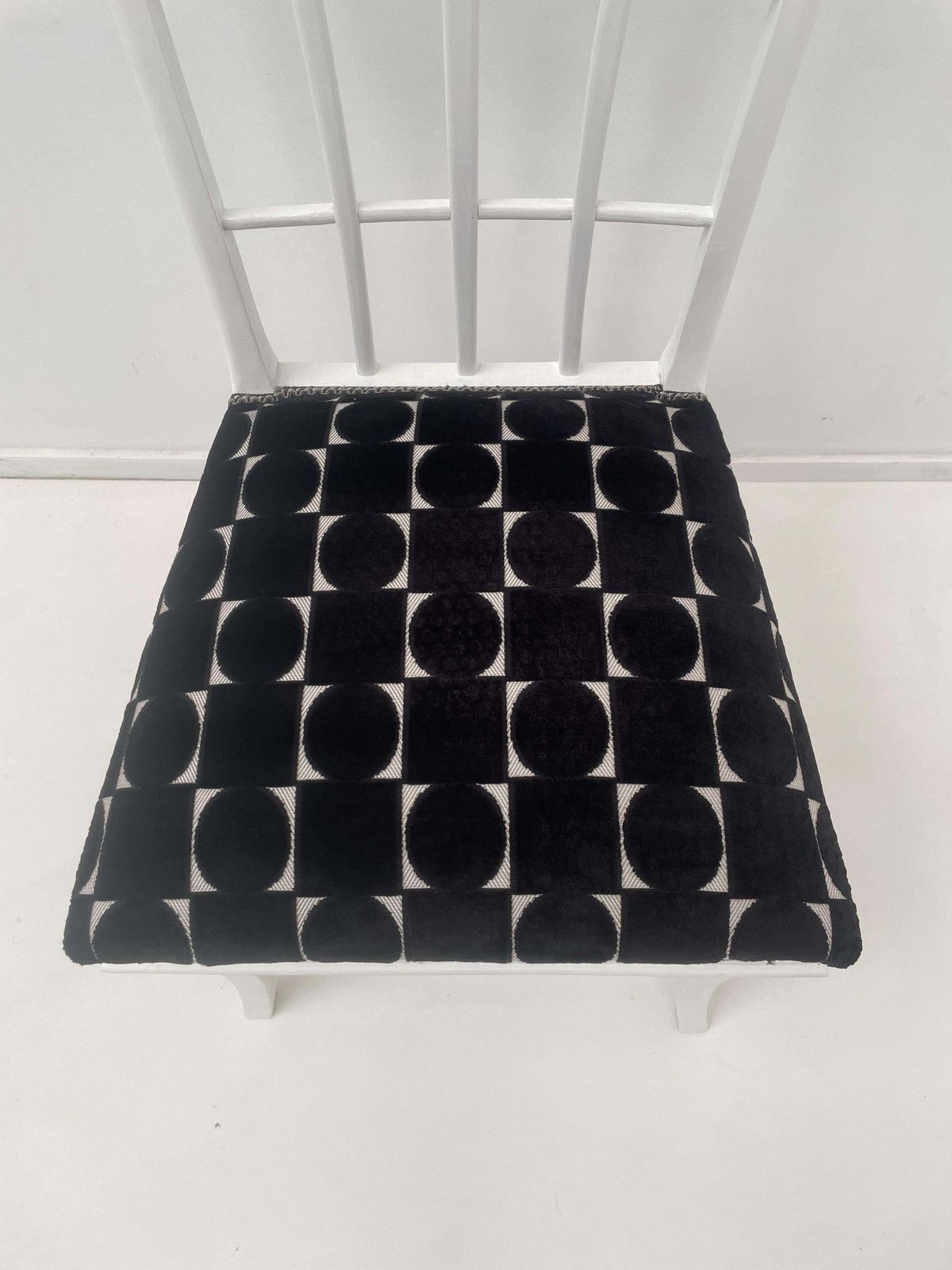 Set Of 12 Art Deco Style Chairs, White Wood And Fabric photo vinterior