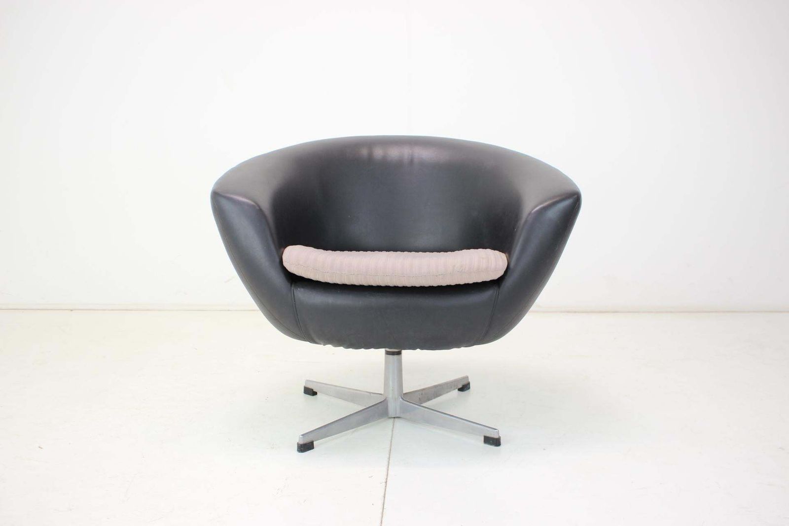Swivel Chair, 1970s Cechoslovakia photo furniture