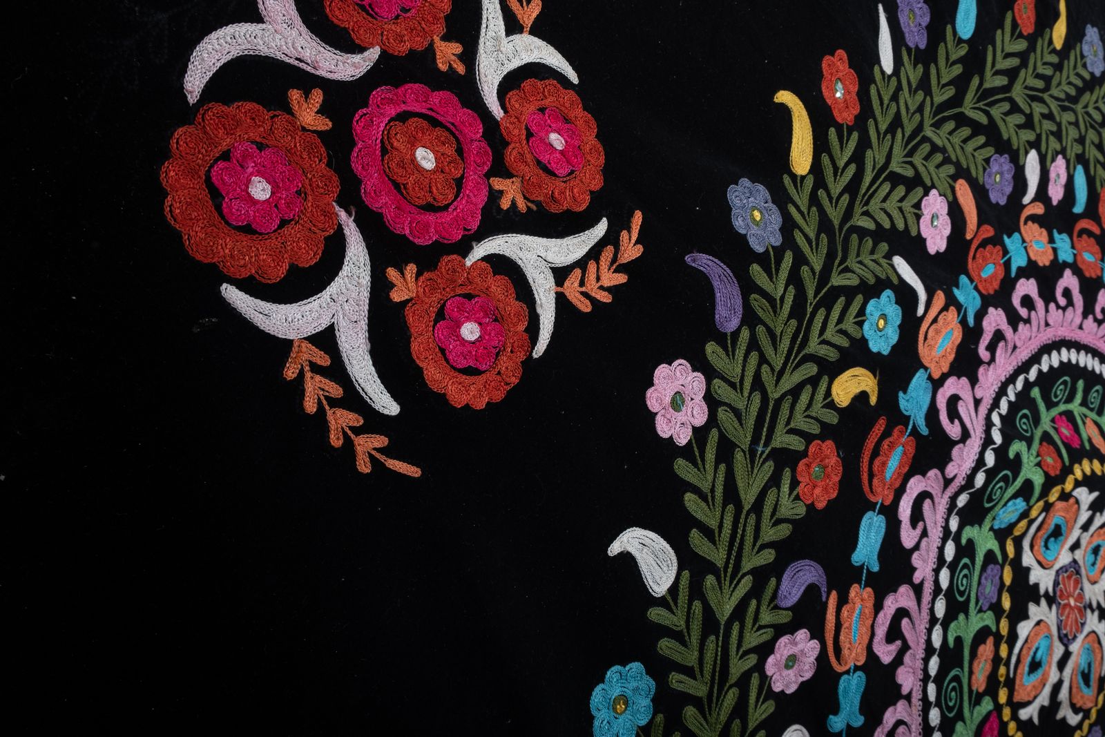 Square Suzani Velvet Wall Hanging Decor   Uzbek Boho Tribal Textile photo vinterior