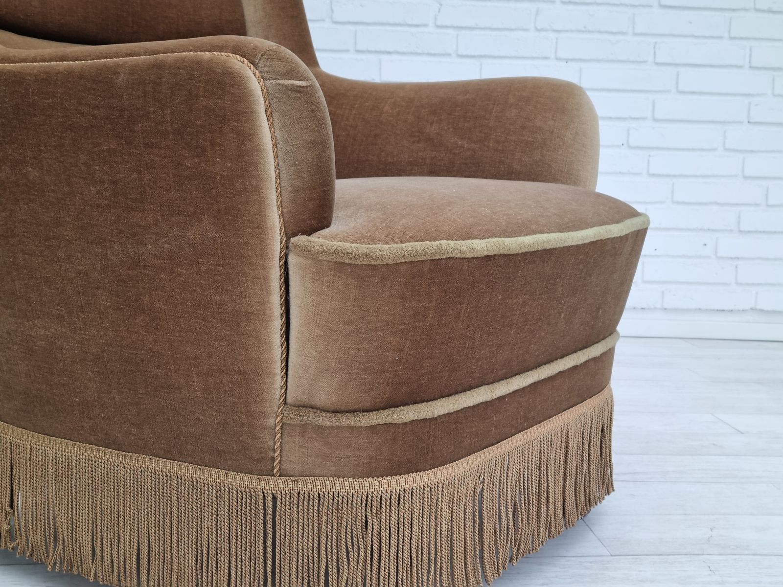 Jaren 1960, Deense fauteuil met hoge rug, bekleding in groen velours photo for sale