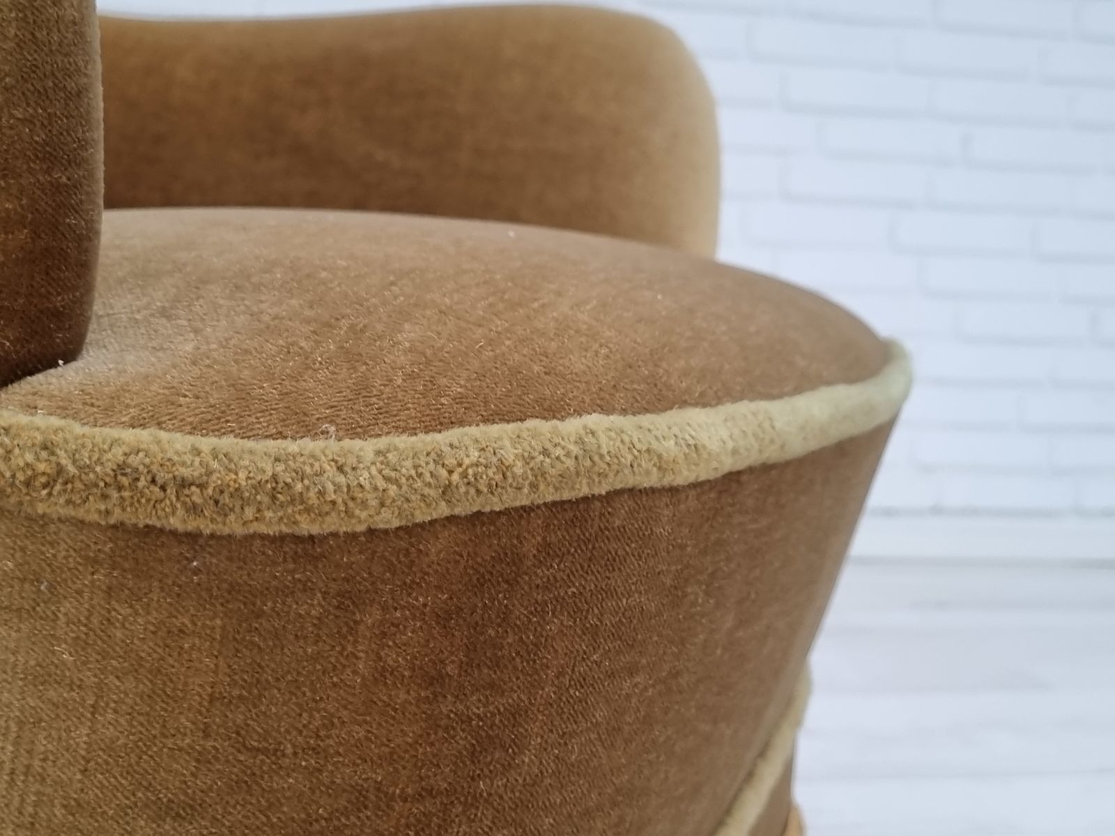 photo for sale Jaren 1960, Deense fauteuil met hoge rug, bekleding in groen velours
