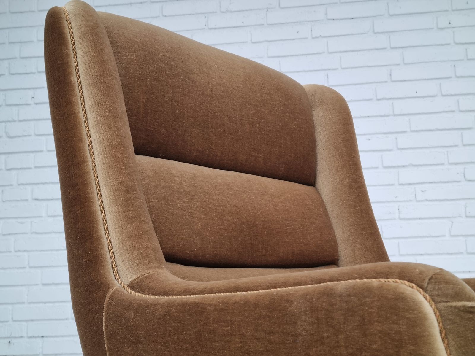 photo vinterior Jaren 1960, Deense fauteuil met hoge rug, bekleding in groen velours