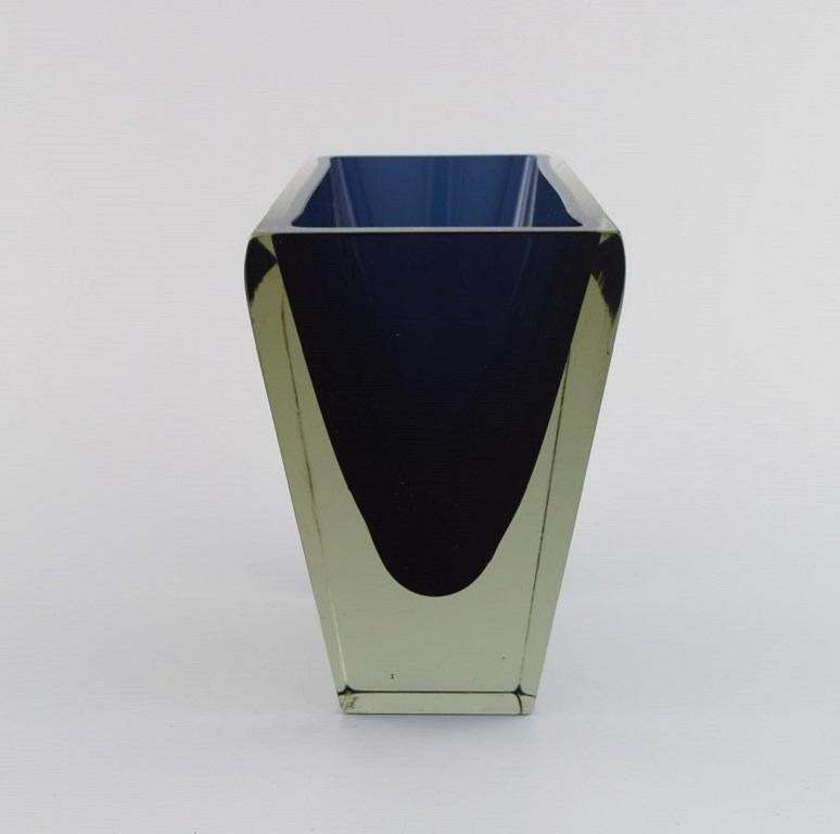Harry Moilanen '1931 1991' For Nuutajärvi Notsjö, Vase In Art Glass photo furniture