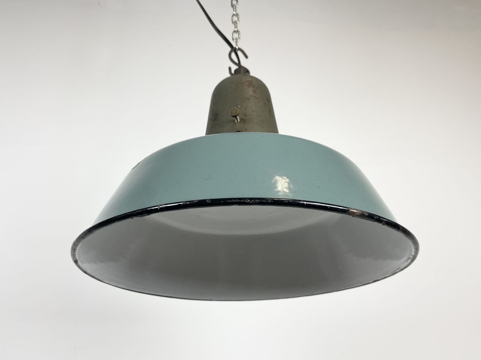 photo vinterior Industrial Petrol Enamel Factory Lamp With Cast Iron Top, 1960s