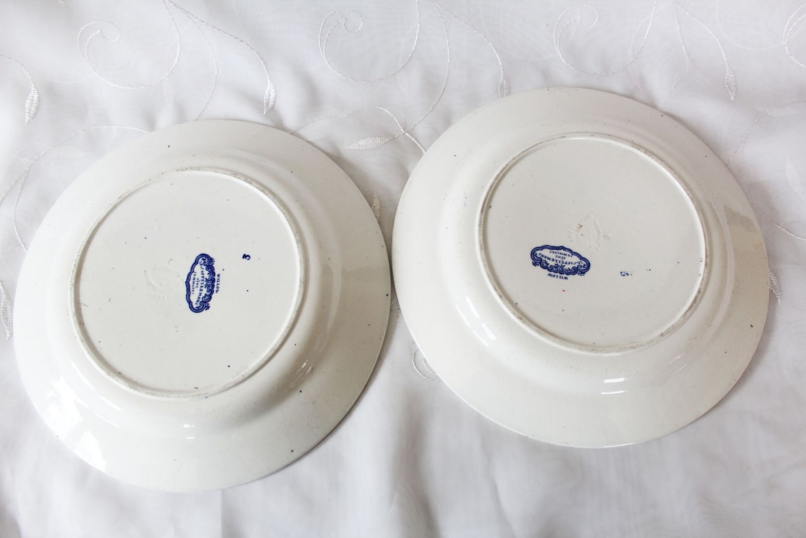 19e Eeuw – Twee Zeldzame Antieke Verzamelborden, Cappellemans Aine Jemappes België, Willow Patroon, Ironstone Keramiek Blauw En Wit photo vintage