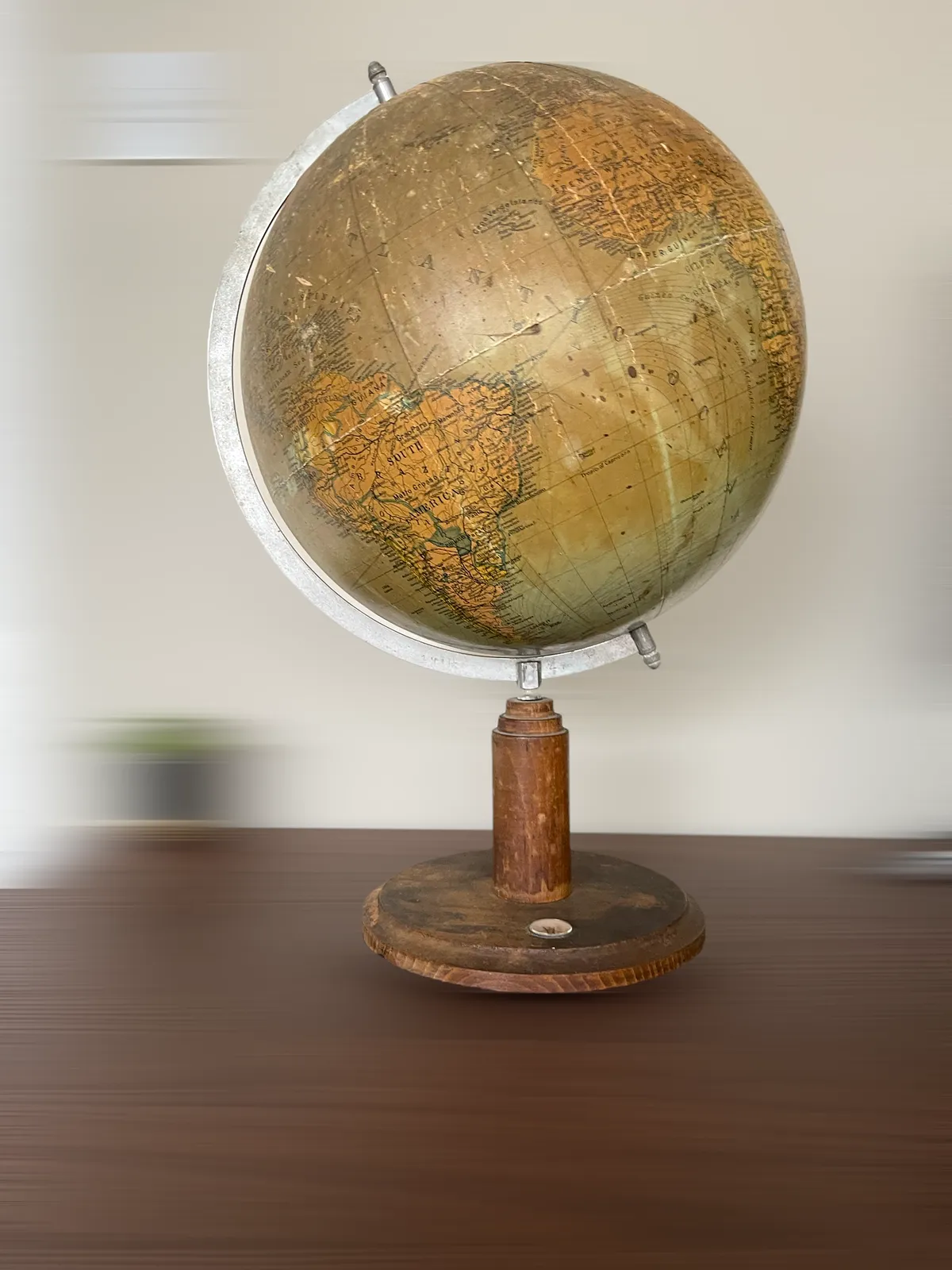 Globe Distressed. Dry Patina. photo vinterior
