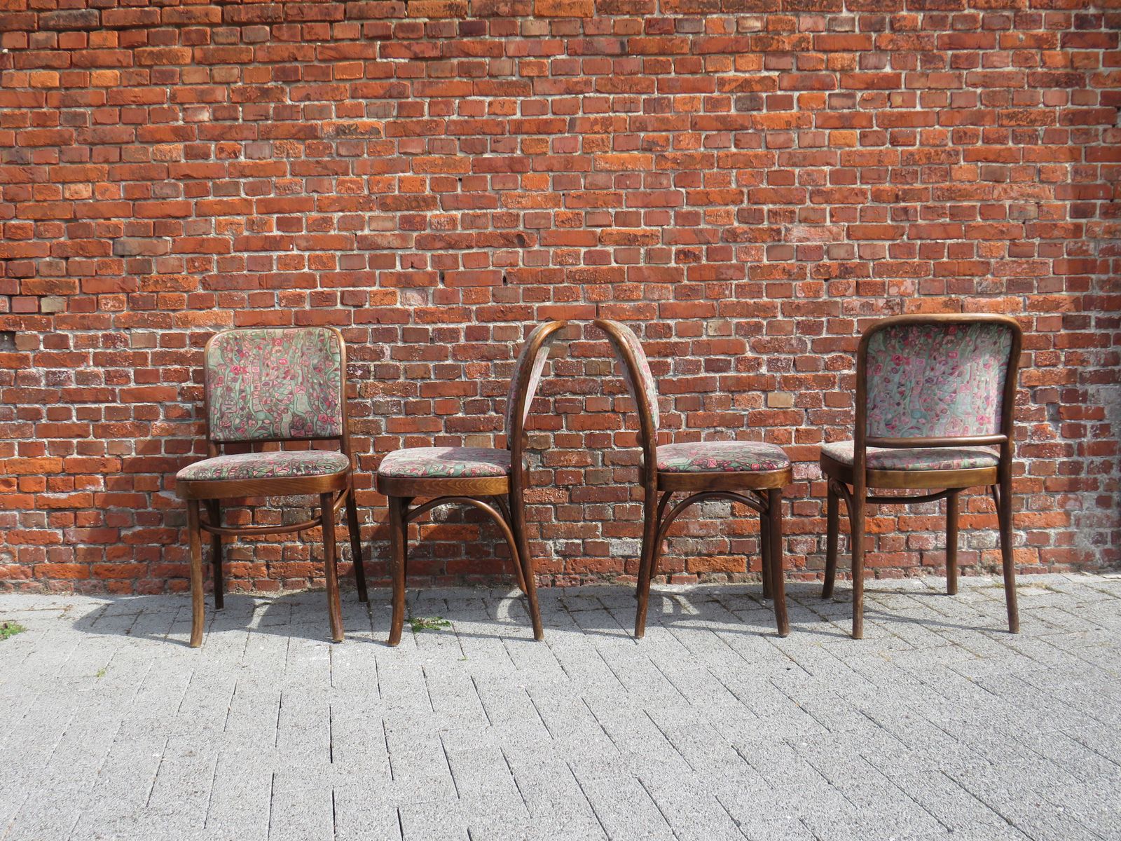 photo vintage 4 Thonet Chairs, Model Prague No. 811, First Half Of The 20th Century