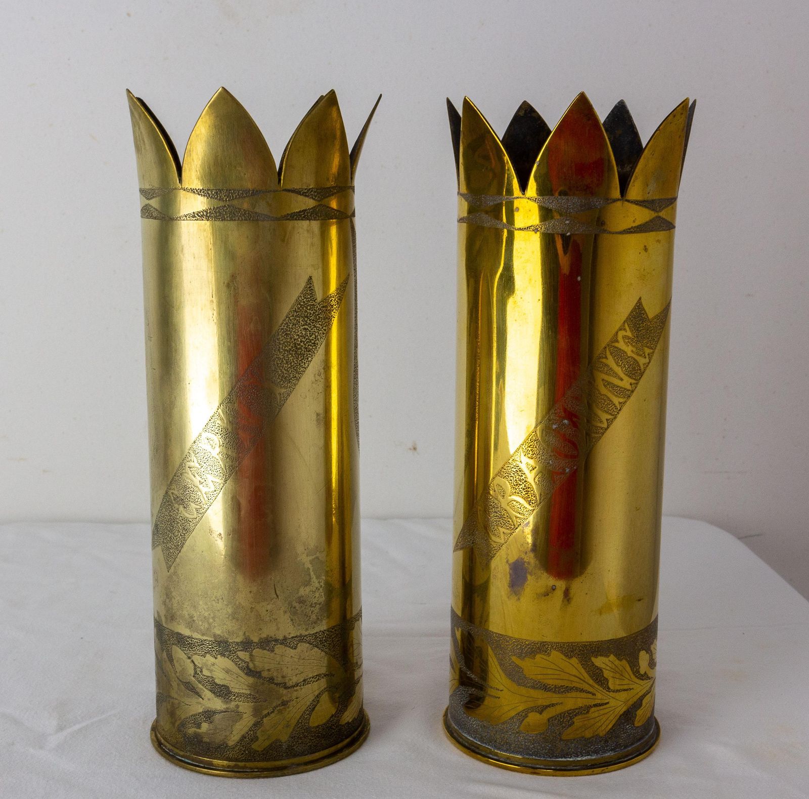 Paire d'étuis d'obus en laiton gravé, artillerie de tranchée, Première Guerre mondiale, France photo vinterior