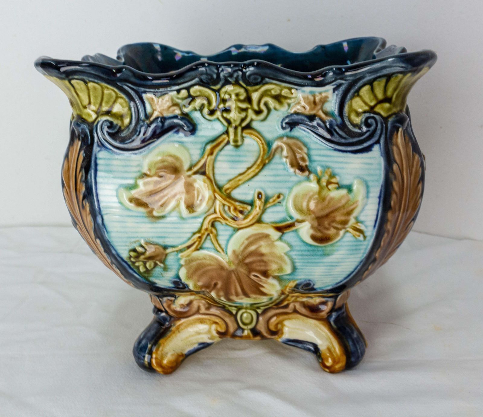 Jardinière Art Nouveau à griffons en barbotine, début du XXe siècle photo for sale