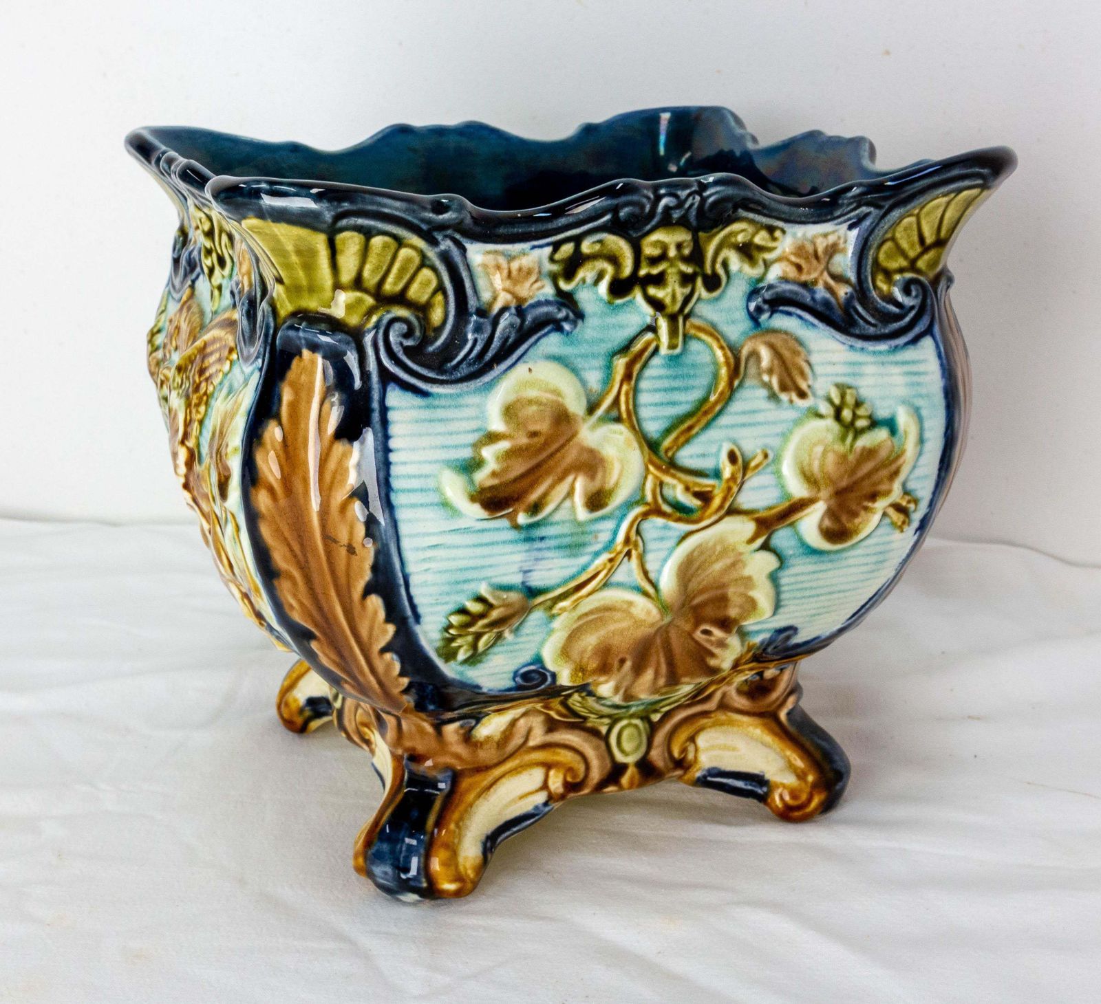 Jardinière Art Nouveau à griffons en barbotine, début du XXe siècle photo 478.55