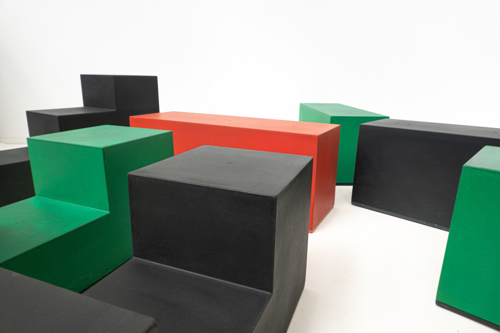 Mid Century Modern Set Of 9 "Gli Scacchi" Pieces By Mario Bellini For B&B Italia photo vinterior