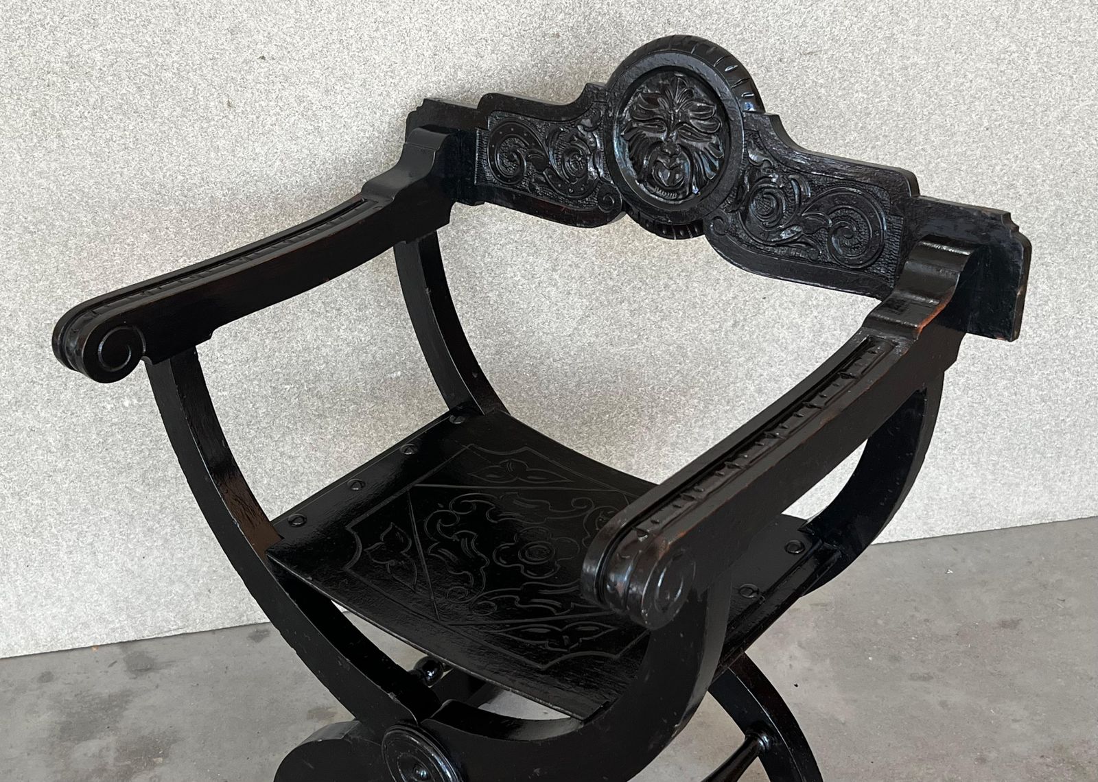 Paire de bancs Savonarola en noyer sculpté et cuir repoussé, XIXe siècle photo 3991.0