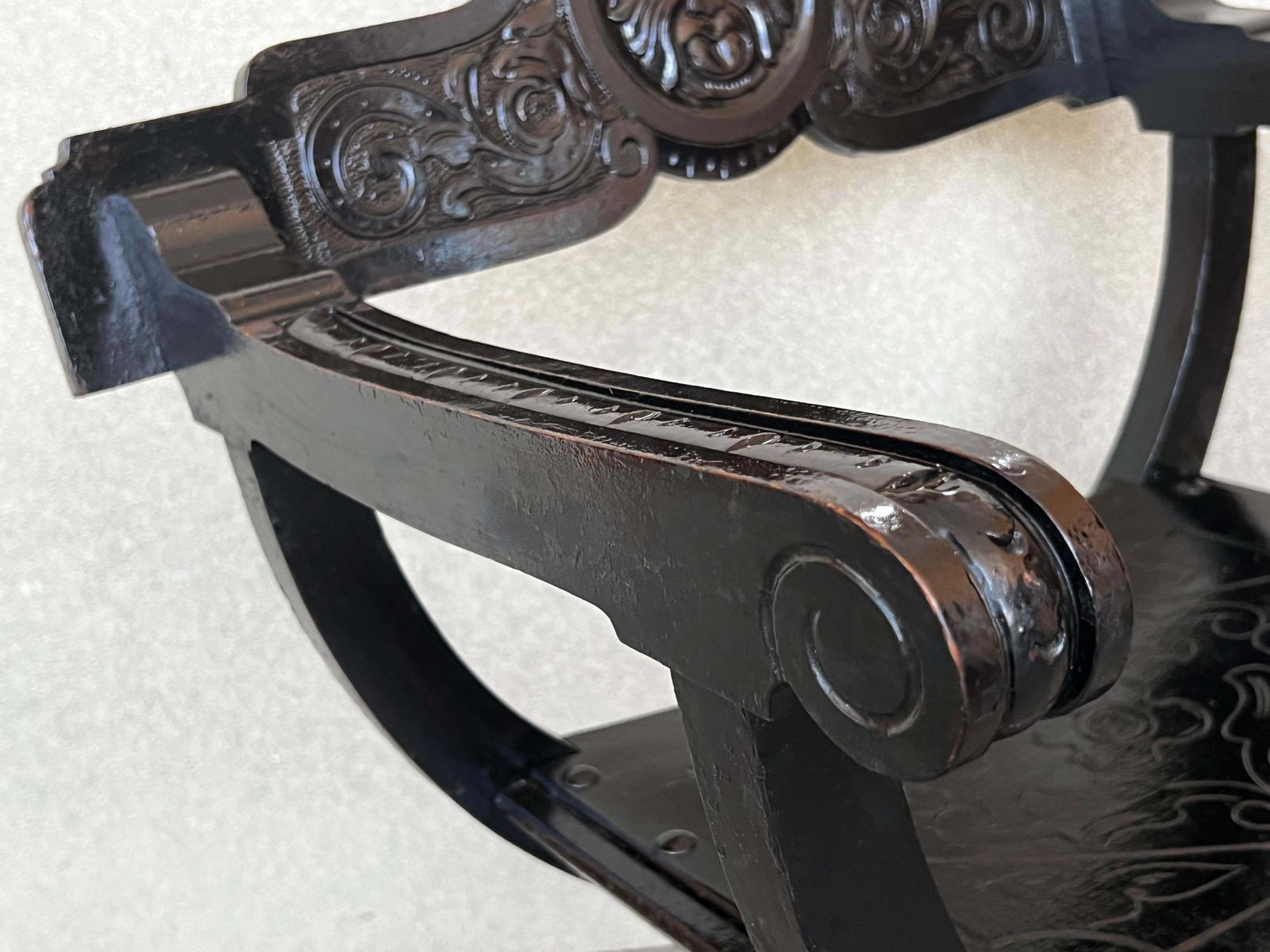 Paire de bancs Savonarola en noyer sculpté et cuir repoussé, XIXe siècle photo vinterior