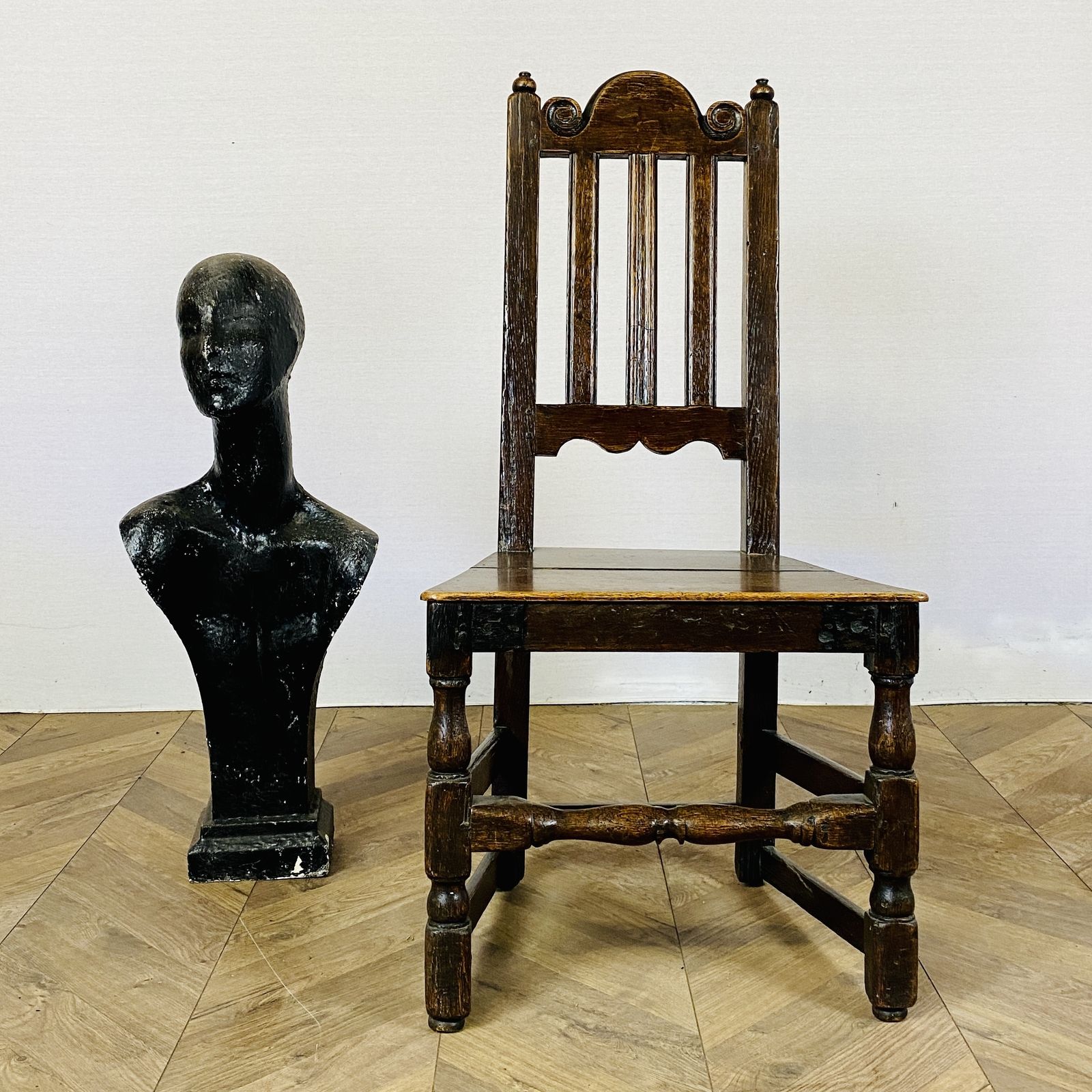 photo furniture Antique English Oak 17th Century Hall Chair