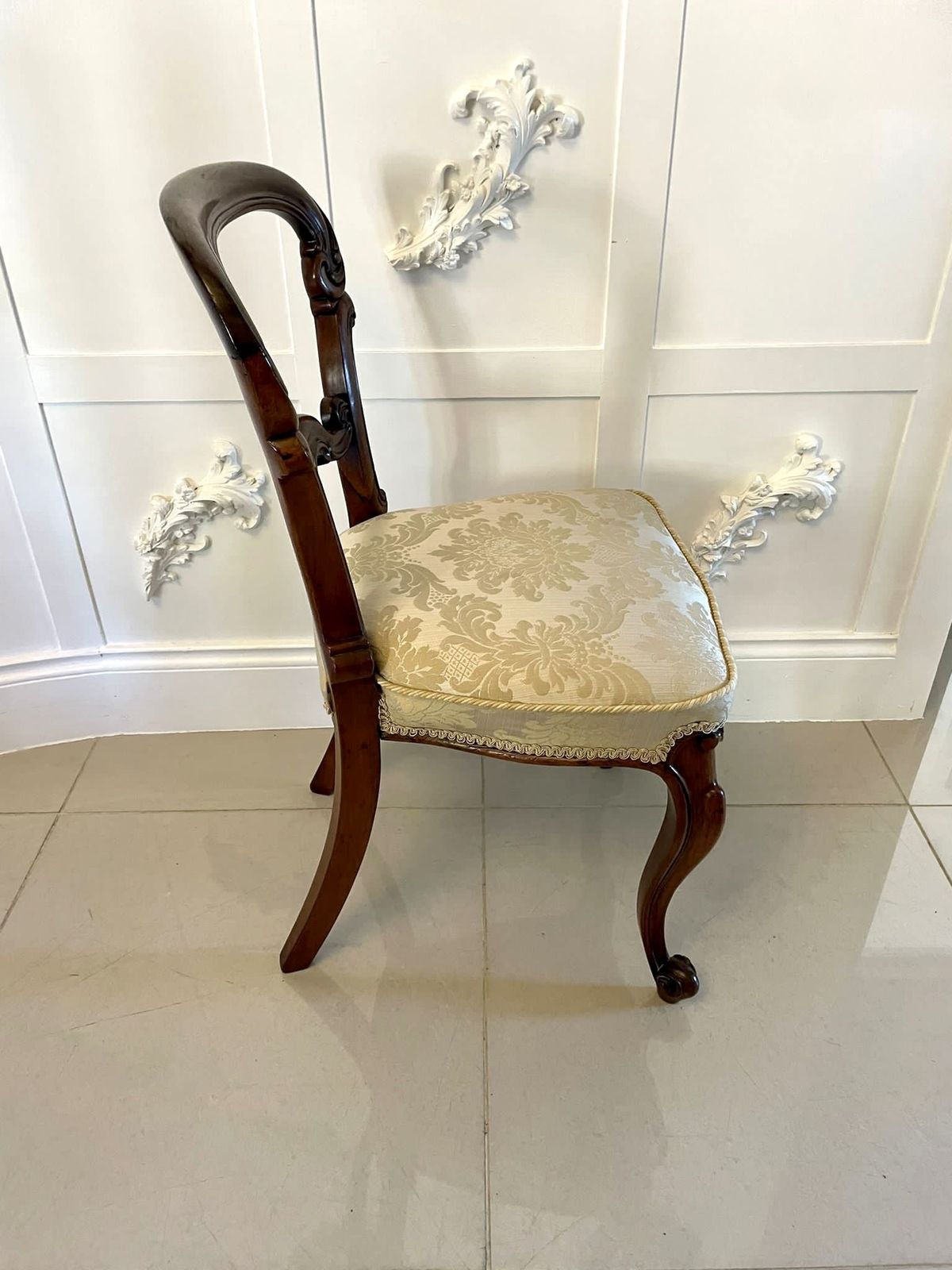 photo furniture Fine Quality Set Of 4 Antique Carved Rosewood Dining Chairs